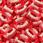 Trolli Dracula Teeth 100 g - Vámpírfog alakú eper-tejszín ízű gumicukor