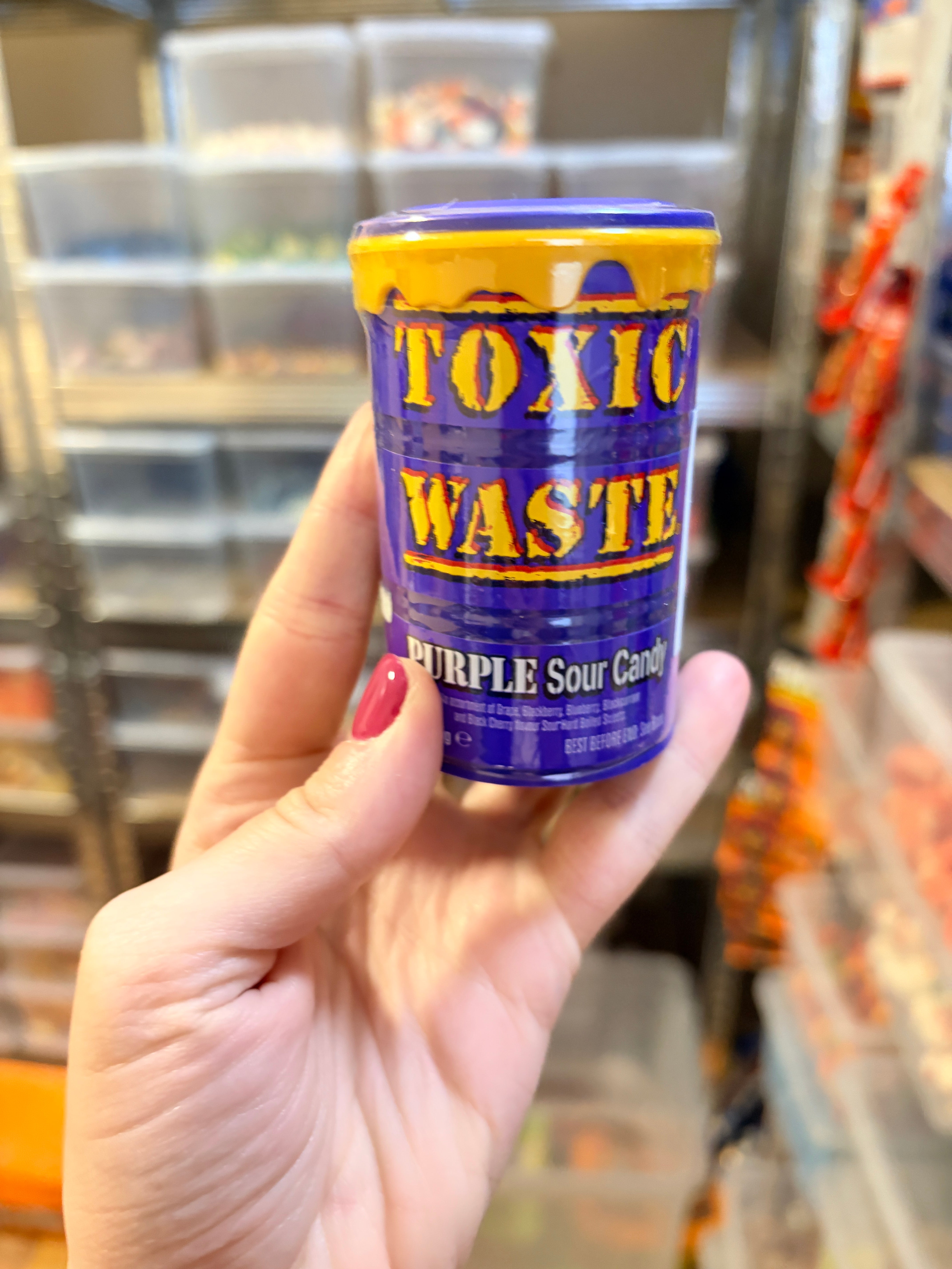 Toxic Waste Hazardously Sour Candy Hordó lila 42g